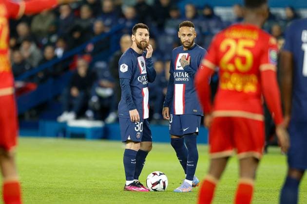 2023.01.11 Paris, La Ligue 1 Paris Saint Germain - SCO Angers v.l., Leonel Messi (Paris Saint-Germain) und Neymar (Paris Saint-Germain) sprechen sich ab, Freistoss Copyright: AntonioxBorga