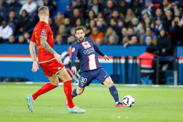 2023.01.11 Paris, La Ligue 1 Paris Saint Germain - SCO Angers v.l., Miha Blazic (SCO Angers), Leonel Messi (Paris Saint-Germain) Copyright: AntonioxBorga