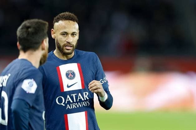 2023.01.11 Paris, La Ligue 1 Paris Saint Germain - SCO Angers v.l., Leonel Messi (Paris Saint-Germain) und Neymar (Paris Saint-Germain) sprechen sich ab, Freistoss Copyright: AntonioxBorga
