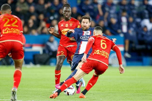 2023.01.11 Paris, La Ligue 1 Paris Saint Germain - SCO Angers v.l., Leonel Messi (Paris Saint-Germain), Nabil Bentaleb (SCO Angers), Zweikampf, Action, Aktion, Battles for the Ball Copyright: AntonioxBorga