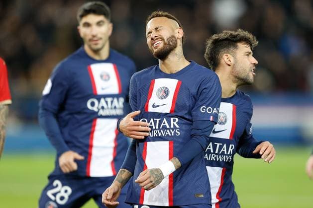 2023.01.11 Paris, La Ligue 1 Paris Saint Germain - SCO Angers v.l., Neymar (Paris Saint-Germain) enttaeuscht, enttaeuscht schauend, dissapointed, traurig, frustiert, frust, gefrustet, Juan Bernat (Paris Saint-Germain) Copyright: AntonioxBorga