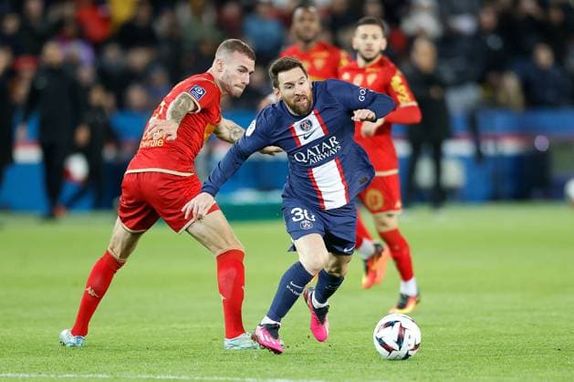 2023.01.11 Paris, La Ligue 1 Paris Saint Germain - SCO Angers v.l., Miha Blazic (SCO Angers), Leonel Messi (Paris Saint-Germain) wird gefoult,Zweikampf, Action, Aktion, Battles for the Ball Copyright: AntonioxBorga
