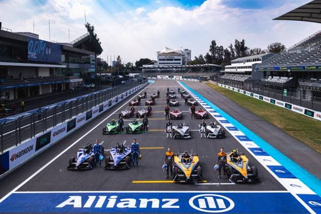 Sport Bilder des Tages Family picture of all the drivers and Gen3 cars during the 2023 Mexico City ePrix, 1st meeting of the 2022-23 ABB FIA Formula E World Championship, WM, Weltmeisterschaft on the Autodromo Hermanos Rodriguez from January 12 to 14, in Mexico City, Mexico - AUTO - 2022 FORMULA E MEXICO CITY ePRIX DPPI Panoramic  03423001_GH_0339