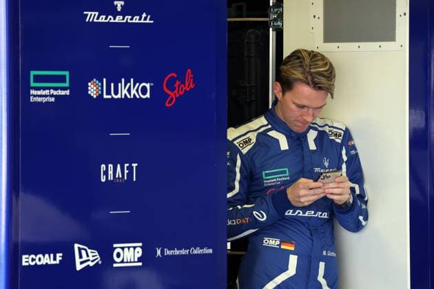 Maximilian Günter (GER) steht mit seinem Smartphone in der Maserati Garage, Formel E FIA Weltmeisterschaft, Saison 9, Mexiko- City E- Prix, 12.01.2023, MEX, Portrait, lachend