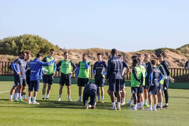 Co-Trainer Ovid Hajou spricht zur Mannschaft Trainingsvorbereitung Winterpause 2022 23 Darmstadt 98, am 12.01.23 in , El Saler Photo: Alfio Marino; xamx
