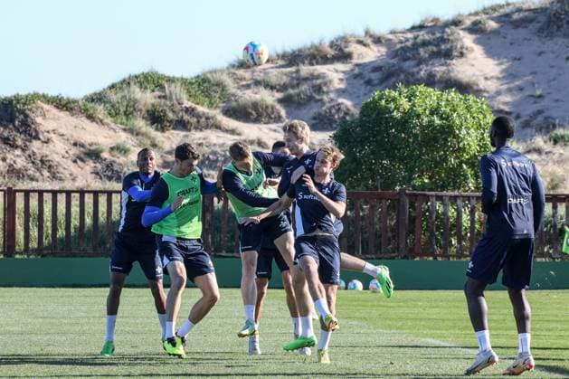 Kopfballduell zwischen Oscar Vilhelmson (rechts) Magnus Warming (Mitte) und Clemens Riedel (links) Trainingsvorbereitung Winterpause 2022 23 Darmstadt 98, am 12.01.23 in , El Saler Photo: Alfio Marino; xamx
