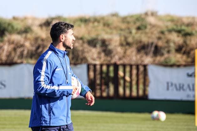 Co-Trainer Ovid Hajou mit den Anweisungen an die Mannschaft Trainingsvorbereitung Winterpause 2022 23 Darmstadt 98, am 12.01.23 in , El Saler Photo: Alfio Marino; xamx
