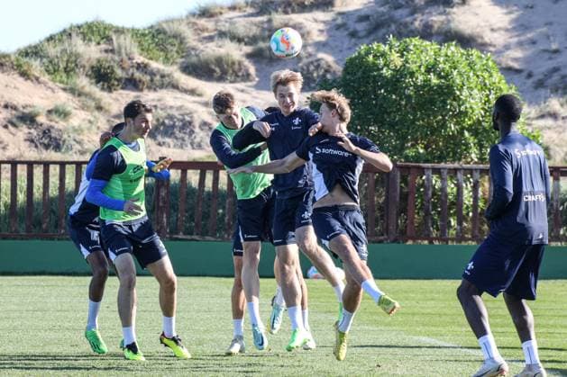 Kopfballduell zwischen Oscar Vilhelmson (rechts) Magnus Warming (Mitte) und Clemens Riedel (links) Trainingsvorbereitung Winterpause 2022 23 Darmstadt 98, am 12.01.23 in , El Saler Photo: Alfio Marino; xamx