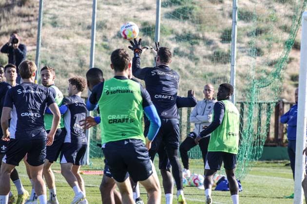 Marcel Schuhen mit den Händen am Ball Trainingsvorbereitung Winterpause 2022 23 Darmstadt 98, am 12.01.23 in , El Saler Photo: Alfio Marino; xamx