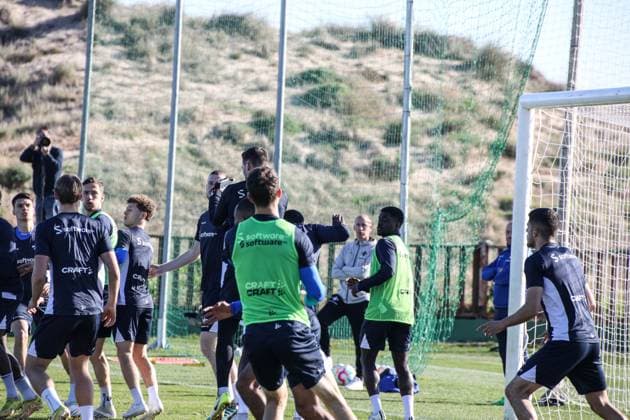 Marcel Schuhen mit den Händen am Ball Trainingsvorbereitung Winterpause 2022 23 Darmstadt 98, am 12.01.23 in , El Saler Photo: Alfio Marino; xamx