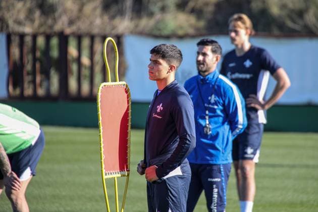 Fabio Torsello (Vordergrund) im Training, hinter ihm Co-Trainer Ovid Hajou Trainingsvorbereitung Winterpause 2022 23 Darmstadt 98, am 12.01.23 in , El Saler Photo: Alfio Marino; xamx