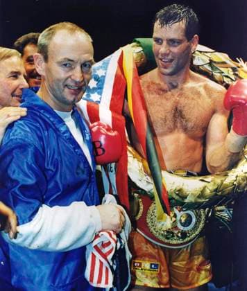 08.10.1994, Halle, Westfalen - IBF-Weltmeisterschaft im Halbschwergewicht Henry Maske vs Iran Barkley im Bild: Henry Maske und Manfred Wolke, Maske gewann den Kampf durch TKO (Aufgabe in der 9. Runde) *** 08 10 1994, Halle, Westphalia IBF World Championship light heavyweight Henry Maske vs Iran Barkley in picture Henry Maske and Manfred Wolke, Maske won the fight by TKO submission in the 9th round