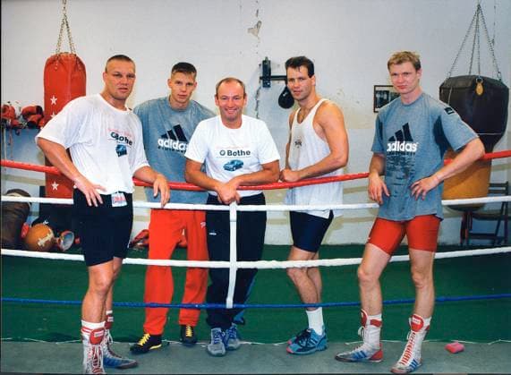 Frankfurt (Oder), 20.08.1995 - Wolke Box -Camp v.l.n.r. Axel Schulz, Ruediger May, Trainer Manfred Wolke, Henry Maske und Torsten May. Profiboxen *** Frankfurt Oder , 20 08 1995 Wolke Box Camp f l n r Axel Schulz, Ruediger May, coach Manfred Wolke, Henry Maske and Torsten May professional boxing
