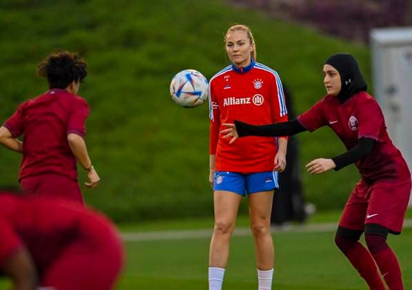 Sport Themen der Woche KW02 Training Camp of FC Bayern Munich Women Team In Doha, Qatar Glodis Perla Viggosdottir (C) of FC Bayern Munich looks on during training Session with Qatar women football players at Aspire Zone in Doha,Qatar on 12 January 2023.FC Bayern Munich Women s team will hold its winter training camp in Doha until Jan. 15, 2023 DOHA Qatar  Copyright: xNoushadxThekkayilx originalFilename:varittyakkal-training230112_npzOL.jpg