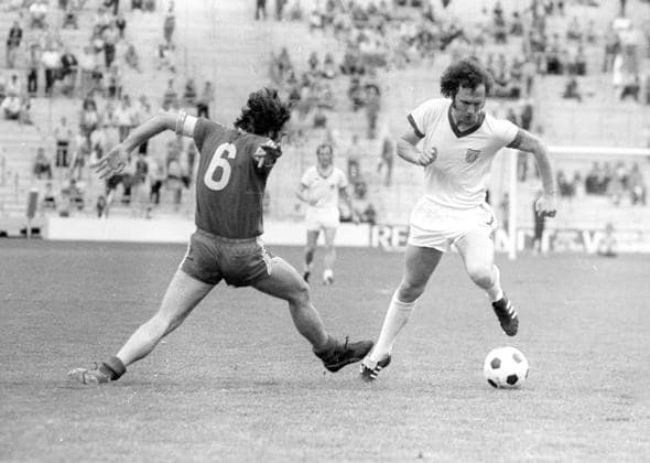 FC Bayern München - 1. FC Kaiserslautern 6:0 05.05.1973 Franz Beckenbauer (FCB) überspielt Jürgen Friedrich (1. FC Kaiserslautern, li.) *** FC Bayern München 1 FC Kaiserslautern 6 0 05 05 1973 Franz Beckenbauer FCB overplays Jürgen Friedrich 1 FC Kaiserslautern, li HM