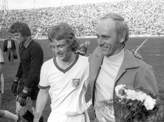 FC Bayern München - 1. FC Kaiserslautern 6:0 05.05.1973 Bayern damit vorzeiitig deutscher Meister. Trainer Udo Lattek umarmt Rainer Zobel, links Torwart Sepp Maier . *** FC Bayern München 1 FC Kaiserslautern 6 0 05 05 1973 Bayern thus premiere German champion Coach Udo Lattek embraces Rainer Zobel, left goalkeeper Sepp Maier HM