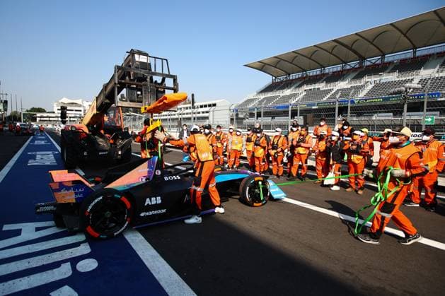 Sport Bilder des Tages FIA Marshalls during the 2023 Mexico City ePrix, 1st meeting of the 2022-23 ABB FIA Formula E World Championship, WM, Weltmeisterschaft on the Autodromo Hermanos Rodriguez from January 12 to 14, in Mexico City, Mexico - AUTO - 2023 FORMULA E MEXICO CITY ePRIX DPPI Panoramic  03423001_A06I1095.JPG