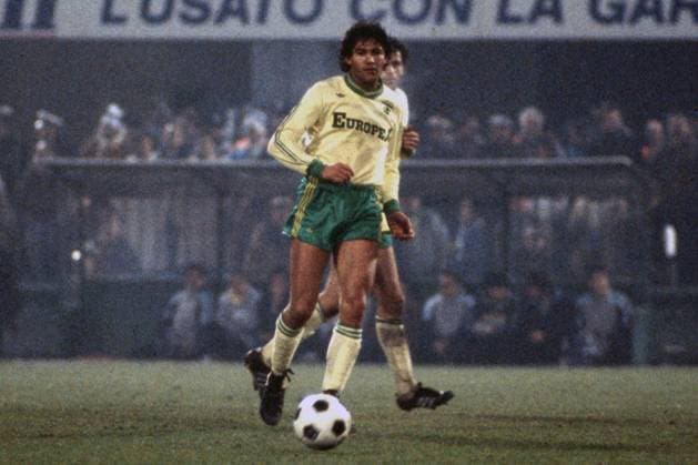 JORGE BURRUCHAGA, Nantes, Coppa UEFA 1985-86, Inter vs Nantes 3-0, Azione, Action, Single shot COPPA UEFA 1985-86 QUARTI DI FINALE ANDATA INTER-NANTES 3-0