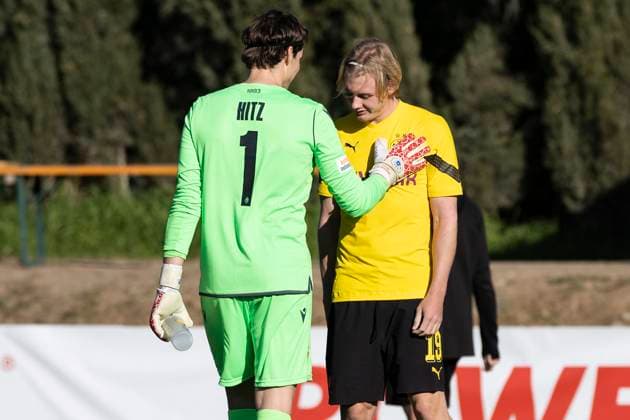 Sport Themen der Woche KW02 Sport Bilder des Tages Fußball: 1. Bundesliga, Saison 2022 2023, Testspiel Borussia Dortmund - FC Basel am 13.01.2023 in Marbella (Spanien). Basels Torhüter Marwin Hitz (links) im Gespräch mit Dortmunds Julian Brandt *** Soccer 1 Bundesliga, season 2022 2023, test match Borussia Dortmund FC Basel on 13 01 2023 in Marbella Spain Basels goalkeeper Marwin Hitz left talking with Dortmunds Julian Brandt Copyright: xKirchner MarcoxSteinbrennerx