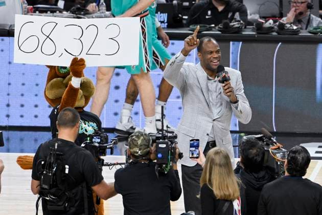 Sport Themen der Woche KW02 Sport Bilder des Tages San Antonio Spurs legend David Robinson announces the new record for attendance during an NBA, Basketball Herren, USA basketball game between Golden State Warriors and San Antonio Spurs, in San Antonio, US, 13 January, 2023. San Antonio Spurs vs Golden State Warriors !ACHTUNG: NUR REDAKTIONELLE NUTZUNG!  Copyright: xDarrenxAbatex AME6259 20230114-bc34eacdc770eae1250f5365622d8bc9f88fbdc2