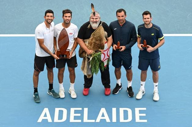 Bilder des Jahres 2023, Sport 01 Januar Sport Themen der Woche KW02 Sport Bilder des Tages TENNIS ADELAIDE INTERNATIONAL, Marcelo Arevalo of Salvador and Jean-Julien Rojer of the Netherlands (L) Indigenous Elder Michael O?Brien (C) and Ivan Dodig of Croatia and Austin Krajicek of the USA (R) during the 2023 Adelaide International Tennis Tournament at the Memorial Drive Tennis Centre in Adelaide, Saturday, January 14, 2023. ( NO ARCHIVING, EDITORIAL USE ONLY, NO USE IN BOOKS WITHOUT CONSENT ADELAIDE SOUTH AUSTRALIA AUSTRALIA  Copyright: xMICHAELxERREYx 20230114001752095669