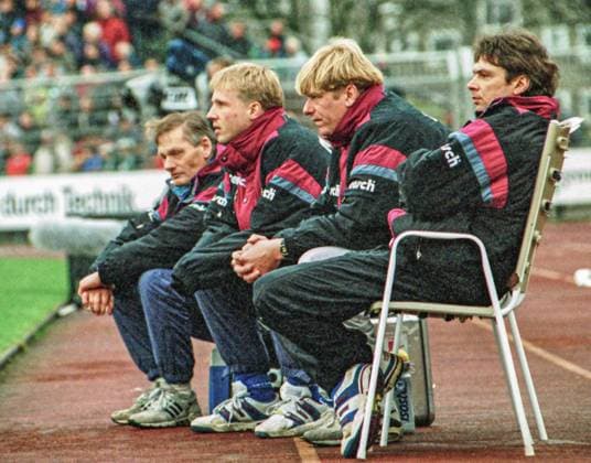 RECORD DATE NOT STATED Aus 2. Bl. Saison 1994 95 VfL Wolfsburg - Hertha BSC Berlin 1:0 am 10.12.1994. Im Foto: von re. Hertha Trainer Karsten Heine und Co.- Tr. Jochem Ziegert *** From 2 Bl season 1994 95 VfL Wolfsburg Hertha BSC Berlin 1 0 on 10 12 1994 In photo from right Hertha coach Karsten Heine and Co Tr Jochem Ziegert
