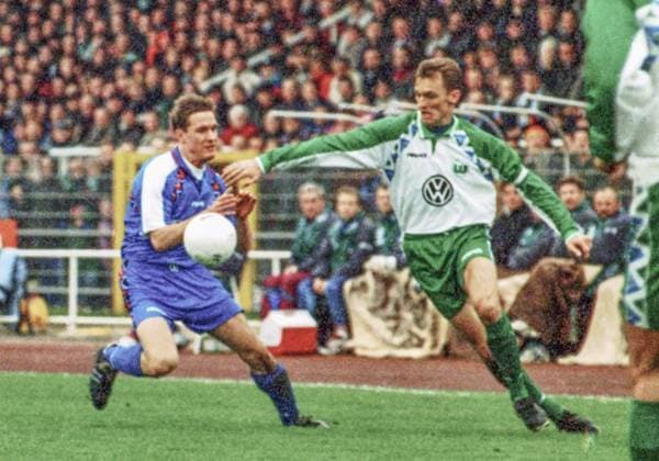 RECORD DATE NOT STATED Aus 2. Bl. Saison 1994 95 VfL Wolfsburg - Hertha BSC Berlin 1:0 am 10.12.1994. Im Foto: am Ball WOB Kpt. Claus-Dieter Wollitz *** From 2 Bl season 1994 95 VfL Wolfsburg Hertha BSC Berlin 1 0 on 10 12 1994 In the photo on the ball WOB Kpt Claus Dieter Wollitz