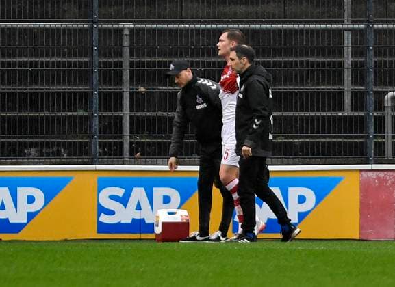 14.01.2023, Koeln, Deutschland, Franz-Kremer-Stadion, 1. FC Koeln vs. Lommel SK - Testspiel, Luca Kilian (1. FC Koeln) verletzt (Foto Ralf Treese) Koeln Franz-Kremer-Stadion Nordrhein-Westfalen Deutschland