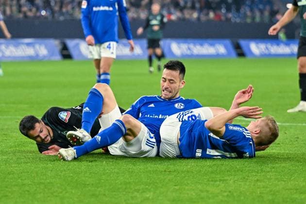 Sport Themen der Woche KW02 Sport Bilder des Tages GER, FSP, FC Schalke 04 vs. SV Werder Bremen 14.01.2023, Veltins Arena, Gelsenkirchen, GER, FSP, FC Schalke 04 vs. SV Werder Bremen im Bild picture shows Maya Yoshida (FC Schalke 04 4) musste nach diesem Zusammenprall behandelt werden. *** GER, FSP, FC Schalke 04 vs SV Werder Bremen 14 01 2023, Veltins Arena, Gelsenkirchen, GER, FSP, FC Schalke 04 vs SV Werder Bremen in picture picture shows Maya Yoshida FC Schalke 04 4 had to be treated after this collision nordphotoxGmbHx xTeresaxKroeger nordphoto00008