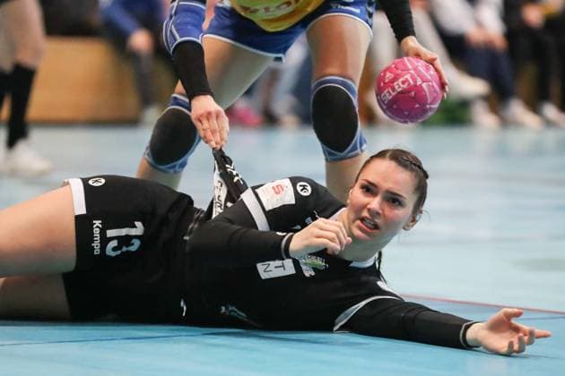 Sport Themen der Woche KW02 Sport Bilder des Tages Sara Mustafic (ESV 1927 Regensburg , 13), GER, SG Mainz Bretzenheim gegen ESV 1927 Regensburg, Handball, Frauen, 2.Bundesliga, 13.Spieltag, Spielzeit 2022 2023, 14.01.2023. GER, SG Mainz Bretzenheim gegen ESV 1927 Regensburg, Handball, Frauen, 2.Bundesliga, 13.Spieltag, Spielzeit 2022 2023, 14.01.2023. Mainz *** Sara Mustafic ESV 1927 Regensburg , 13 , GER, SG Mainz Bretzenheim vs ESV 1927 Regensburg, Handball, Women, 2 Bundesliga, 13 Spieltag, Spielzeit 2022 2023, 14 01 2023 GER, SG Mainz Bretzenheim vs ESV 1927 Regensburg, Handball, Women, 2 Bundesliga, 13 Spieltag, Spielzeit 2022 2023, 14 01 2023 Mainz Copyright: xEibner-Pressefoto UlrichxScherbax EP_EER