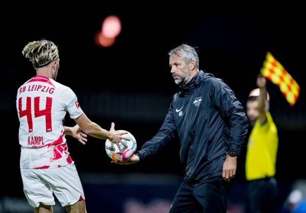 Leipzigs Kevin Kampl und Cheftrainer Trainer Coach Marco Rose. Testspiel RB Leipzig - Eintracht Frankfurt in Abu Dhabi am 7. Januar 2023. The Ritz-Carlton, Abu Dhabi (Vereinigte Arabische Emirate). Testspiel RB Leipzig - Eintracht Frankfurt