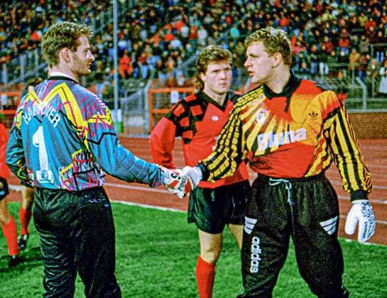 RECORD DATE NOT STATED Aus 2. Bl. Saison 1994 95 Hannover 96 - Hansa Rostock 2:1 am 02.12.1994. Im Foto: Begrüßung der Torleute li. Han96 TW Jörg Sievers sowie Hansa TW Daniel Hoffmann - Mitte Reinhold Daschner von Han96 *** From 2 Bl season 1994 95 Hannover 96 Hansa Rostock 2 1 on 02 12 1994 In the photo greeting of the goalkeepers li Han96 TW Jörg Sievers as well as Hansa TW Daniel Hoffmann center Reinhold Daschner of Han96