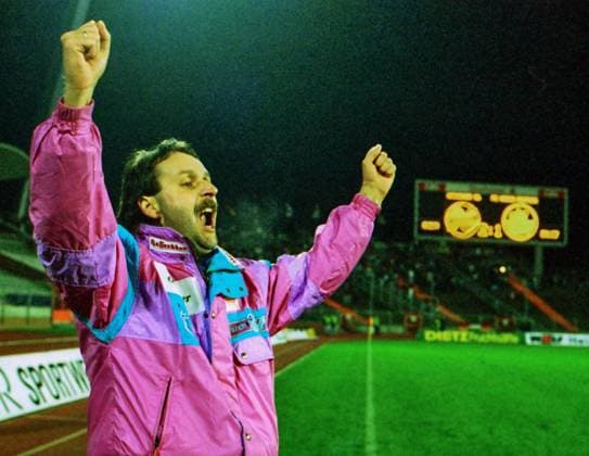 RECORD DATE NOT STATED Aus 2. Bl. Saison 1994 95 Hannover 96 - Hansa Rostock 2:1 am 02.12.1994. Im Foto: Gewonnen Han96 Trainer Peter Neururer jubelt *** From 2 Bl season 1994 95 Hannover 96 Hansa Rostock 2 1 on 02 12 1994 In photo Won Han96 coach Peter Neururer cheers
