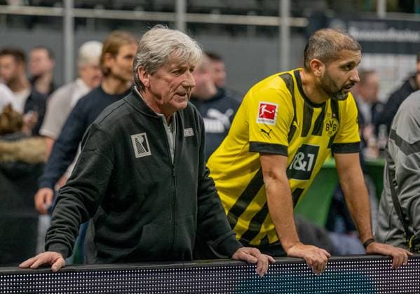 Frank Mill (Trainer, Borussia Dortmund Legenden). Bananenflanker Budenzauber 2023, Fussball, Hallenturnier Traditionsmannschaften, Halbfinale TSV Bayer 04 Leverkusen Legenden vs. Borussia Dortmund Legenden, 14.01.2023. Bananenflanker Budenzauber 2023, Fussball, Hallenturnier Traditionsmannschaften, Halbfinale TSV Bayer 04 Leverkusen Legenden vs. Borussia Dortmund Legenden, 14.01.2023. Regensburg Copyright: xEibner-Pressefoto HeikexFeinerx EP_HFR