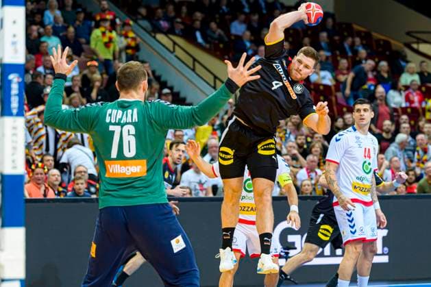 Katowice, 15. Januar 2023: Handball IHF WM, Vorrunde, Gruppe E, Deutschland - Serbien v.li. Vladimir Cupara (Serbien), Johannes Golla (Deutschland) Katowice Spodek Arena Polen