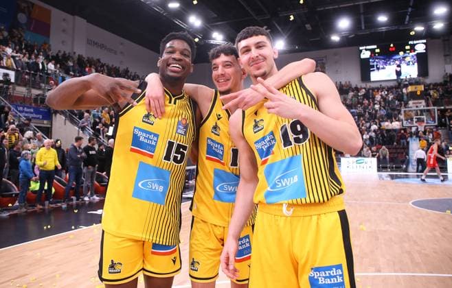Sport Themen der Woche KW02 Sport Bilder des Tages BAU 15.01.2023 Ludwigsburg Basketball MHP Riesen Ludwigsburg vs. FC Bayern München, v.l. Emmanuel Ugbo, Nico Santana Mojica, Aeneas Jung (LB) *** BAU 15 01 2023 Ludwigsburg Basketball MHP Riesen Ludwigsburg vs FC Bayern Munich, f l Emmanuel Ugbo, Nico Santana Mojica, Aeneas Jung LB