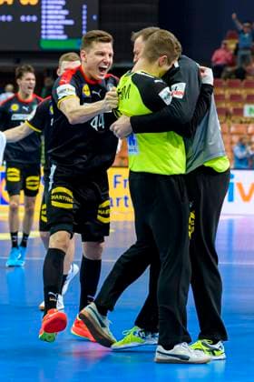 Katowice, 15. Januar 2023: Handball IHF WM, Vorrunde, Gruppe E, Deutschland - Serbien v.li. Christoph Steinert (Deutschland), Torhueter Joel Birlehm (Deutschland), Torhueter Andreas Wolff (Deutschland) Schlussjubel Schlußjubel Emotion Freude Katowice Spodek Arena Polen