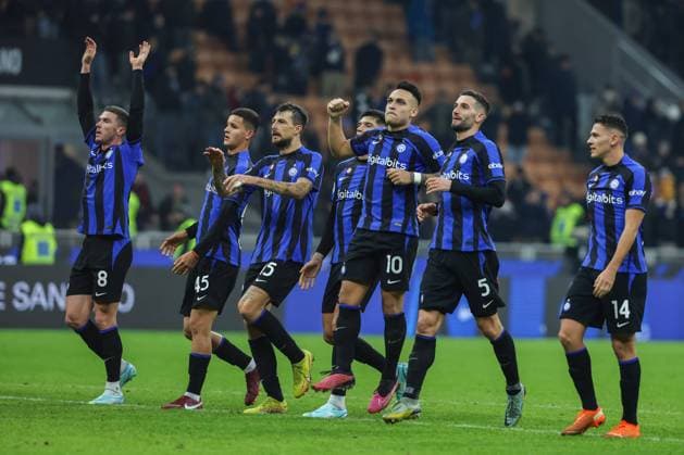FC Internazionale vs Hellas Verona FC - Serie A 2022 23 - 14 01 2023 Lautaro Martinez of FC Internazionale celebrates the victory at the end of the match with his teammates during Serie A 2022 23 football match between FC Internazionale and Hellas Verona FC at Giuseppe Meazza Stadium, Milan, Italy on January 14, 2023 - Photo FCI Fabrizio Carabelli Copyright: xBEAUTIFULxSPORTS Carabellix