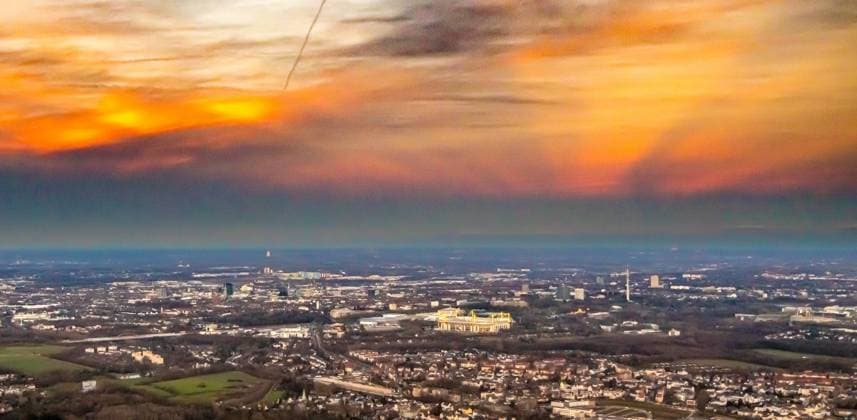 Luftbild, Glutroter Abendhimmel über Dortmund und dem Signal Iduna Park Fußballstadion, Westfalenhalle, Dortmund, Ruhrgebiet, Nordrhein-Westfalen, Deutschland !ACHTUNGxMINDESTHONORARx60xEURO!