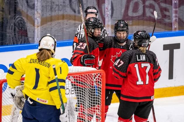 230115 Caitlin Kraemer and Jocelyn Amos of Canada celebrate the 10-0 goal during the 2023 IIHF U18 Women s World Championship, WM, Weltmeisterschaft final between Canada and Sweden on January 15, 2023 in Östersund. Photo: Mathilda Ahlberg BILDBYRAN kod MA MA0381 ishockey Ice hockey, Eishockey u18 vm u18-vm 2023 iihf u18 womens world championship final kanada sverige sweden canada dam bbeng jubel Copyright: MATHILDAxAHLBERG BB230115MA144