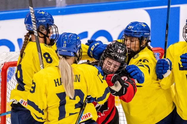 230115 Jenna Raunio, Mira Hallin and Mira Markström of Sweden in action with Abby Stonhouse of Canada during the 2023 IIHF U18 Women s World Championship, WM, Weltmeisterschaft final between Canada and Sweden on January 15, 2023 in Östersund. Photo: Mathilda Ahlberg BILDBYRAN kod MA MA0381 ishockey Ice hockey, Eishockey u18 vm u18-vm 2023 iihf u18 womens world championship final kanada sverige sweden canada dam bbeng Copyright: MATHILDAxAHLBERG BB230115MA145