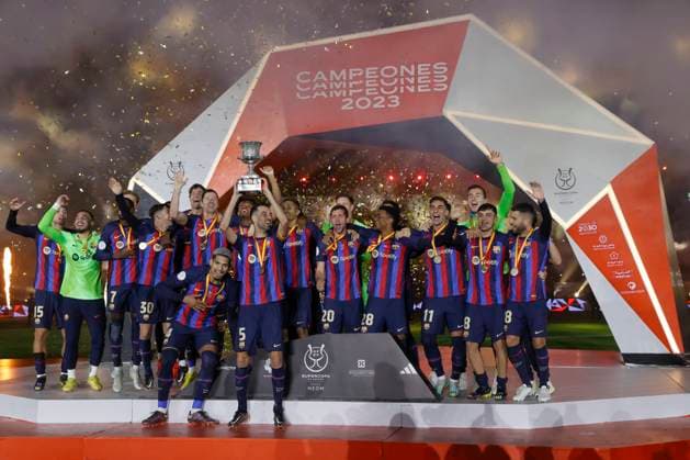 Sport Themen der Woche KW02 Sport Bilder des Tages FC Barcelona, Barca s players celebrate with the Spanish SuperCup trophy on the podium following the Spanish SuperCup final soccer match between Real Madrid and FC Barcelona held at King Fahd Stadium in Riyadh, Saudi Arabia, 15 January 2023. Real Madrid vs. FC Barcelona !ACHTUNG: NUR REDAKTIONELLE NUTZUNG!  Copyright: xJuanxCarlosxCardenasx GRAF6975 20230115-9f66f724b7f9aea3a4ccb6077992310d46f693b0