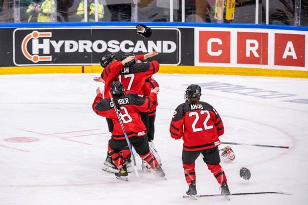 230115 Players of Canada celebrate after the 2023 IIHF U18 Women s World Championship, WM, Weltmeisterschaft final between Canada and Sweden on January 15, 2023 in Östersund. Photo: Mathilda Ahlberg BILDBYRAN kod MA MA0381 ishockey Ice hockey, Eishockey u18 vm u18-vm 2023 iihf u18 womens world championship final kanada sverige sweden canada dam bbeng jubel Copyright: MATHILDAxAHLBERG BB230115MA146