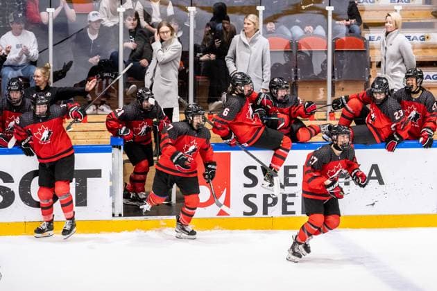 230115 Players of Canada celebrate after the 2023 IIHF U18 Women s World Championship, WM, Weltmeisterschaft final between Canada and Sweden on January 15, 2023 in Östersund. Photo: Mathilda Ahlberg BILDBYRAN kod MA MA0381 ishockey Ice hockey, Eishockey u18 vm u18-vm 2023 iihf u18 womens world championship final kanada sverige sweden canada dam bbeng jubel Copyright: MATHILDAxAHLBERG BB230115MA148