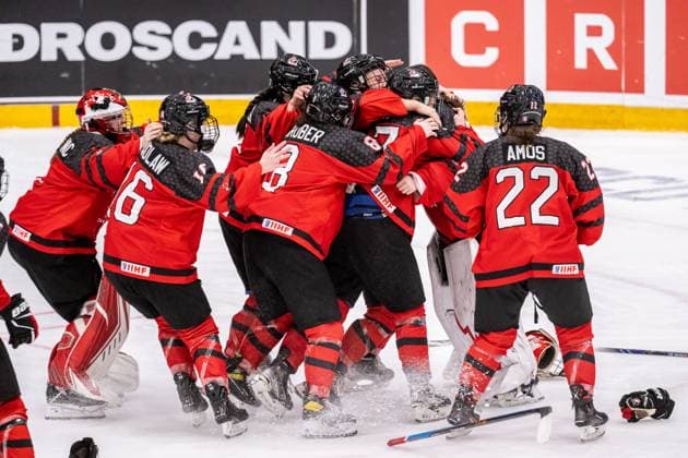230115 Players of Canada celebrate after the 2023 IIHF U18 Women s World Championship, WM, Weltmeisterschaft final between Canada and Sweden on January 15, 2023 in Östersund. Photo: Mathilda Ahlberg BILDBYRAN kod MA MA0381 ishockey Ice hockey, Eishockey u18 vm u18-vm 2023 iihf u18 womens world championship final kanada sverige sweden canada dam bbeng jubel Copyright: MATHILDAxAHLBERG BB230115MA150