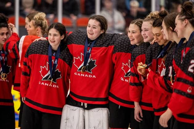230115 Players of Canada celebrate after the 2023 IIHF U18 Women s World Championship, WM, Weltmeisterschaft final between Canada and Sweden on January 15, 2023 in Östersund. Photo: Mathilda Ahlberg BILDBYRAN kod MA MA0381 ishockey Ice hockey, Eishockey u18 vm u18-vm 2023 iihf u18 womens world championship final kanada sverige sweden canada dam bbeng jubel Copyright: MATHILDAxAHLBERG BB230115MA162