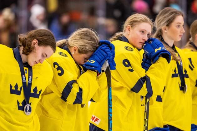 Sport Bilder des Tages 230115 Mira Jungaker and Mira Markström of Sweden looks dejected after the 2023 IIHF U18 Women s World Championship, WM, Weltmeisterschaft final between Canada and Sweden on January 15, 2023 in Östersund. Photo: Mathilda Ahlberg BILDBYRAN kod MA MA0381 ishockey Ice hockey, Eishockey u18 vm u18-vm 2023 iihf u18 womens world championship final kanada sverige sweden canada dam bbeng depp Copyright: MATHILDAxAHLBERG BB230115MA166