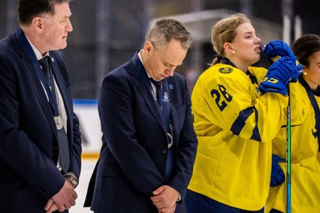 230115 Head coach Andreas Karlsson of Sweden looks dejected after the 2023 IIHF U18 Women s World Championship, WM, Weltmeisterschaft final between Canada and Sweden on January 15, 2023 in Östersund. Photo: Mathilda Ahlberg BILDBYRAN kod MA MA0381 ishockey Ice hockey, Eishockey u18 vm u18-vm 2023 iihf u18 womens world championship final kanada sverige sweden canada dam bbeng depp Copyright: MATHILDAxAHLBERG BB230115MA170