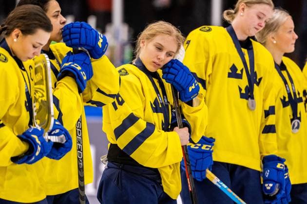 230115 Emilia Bergeby Hallbeck of Sweden looks dejected after the 2023 IIHF U18 Women s World Championship, WM, Weltmeisterschaft final between Canada and Sweden on January 15, 2023 in Östersund. Photo: Mathilda Ahlberg BILDBYRAN kod MA MA0381 ishockey Ice hockey, Eishockey u18 vm u18-vm 2023 iihf u18 womens world championship final kanada sverige sweden canada dam bbeng depp Copyright: MATHILDAxAHLBERG BB230115MA172