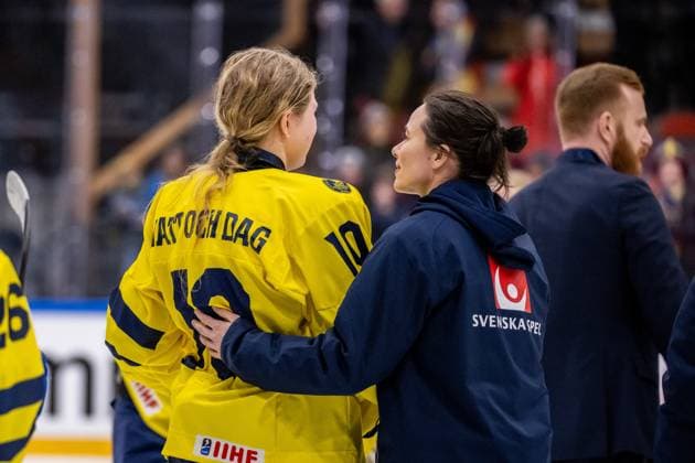 230115 Linnea Natt och Dag and physiotherapist Elin Uusitalo of Sweden looks dejected after the 2023 IIHF U18 Women s World Championship, WM, Weltmeisterschaft final between Canada and Sweden on January 15, 2023 in Östersund. Photo: Mathilda Ahlberg BILDBYRAN kod MA MA0381 ishockey Ice hockey, Eishockey u18 vm u18-vm 2023 iihf u18 womens world championship final kanada sverige sweden canada dam bbeng depp Copyright: MATHILDAxAHLBERG BB230115MA174